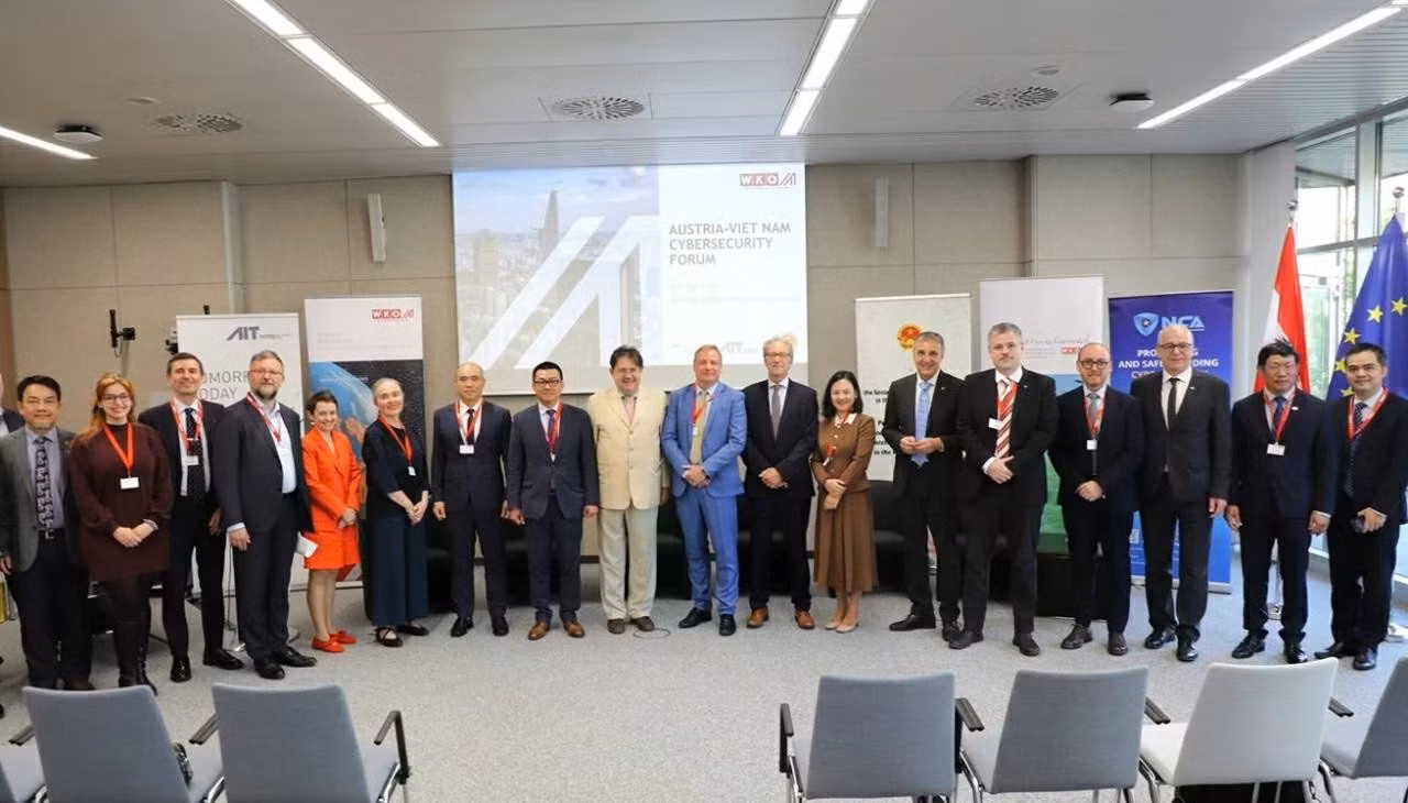 Le Forum Vietnam-Autriche sur la cybersécurité, organisé le 5 mai par l’ambassade du Vietnam en collaboration avec le ministère de la Sécurité publique, l’Association nationale de cybersécurité, les groupes FPT et Sovico, l’entreprise MobiFone, l’Université polytechnique de Hanoï, la Chambre économique fédérale d’Autriche (WKO) et l’Institut autrichien de technologie (AIT). (Photo : Ambassade du Vietnam en Autriche)