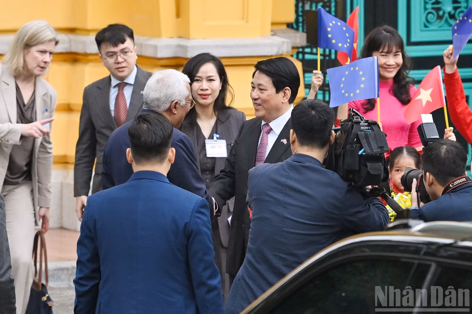 Le président Luong Cuong accueille officiellement le dirigeant européen, Antonio Costa.