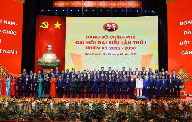 Le secrétaire général To Lam, les dirigeants du Parti et de l'État, les délégués présents au premier Congrès de l'organisation du Parti du gouvernement. Photo : VNA