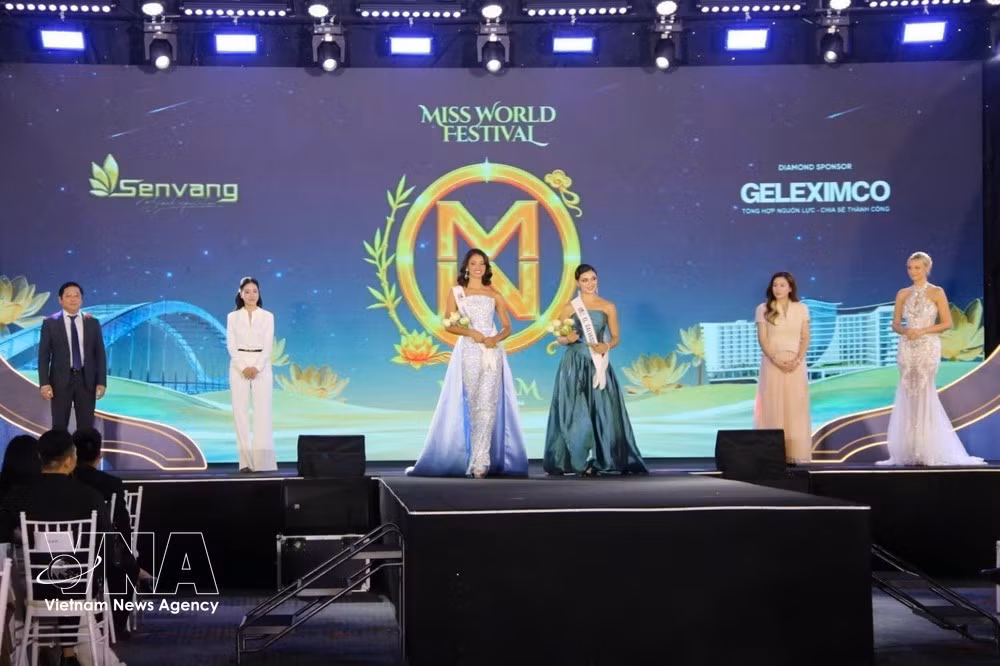 Près de 120 candidates au 73e concours Miss Monde ont été présentées lors d'une conférence de presse organisée le 13 août à Hai Phong. Photo: VNA