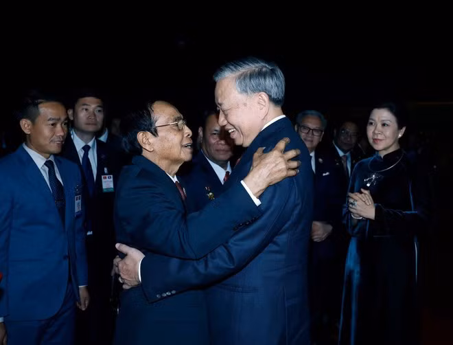 Bounthong Chitmany, membre du Bureau Politique, membre permanent du Secrétariat et vice-président du Laos (à gauche) salue le secrétaire général To Lam et son épouse à l'aéroport international de Wattay, à Vientiane. Photo : VNA