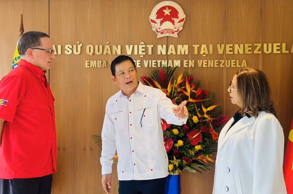 L’ambassadeur Vu rung My et Tania Díaz, responsable des relations internationales du PSUV. (Source : ambassade du Vietnam au Venezuela)