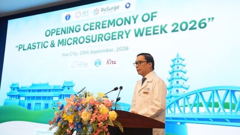 Pham Hong Ha, directeur de l’Hôpital général international de Hué, prononce le discours d’ouverture. Photo : B. Ngoc