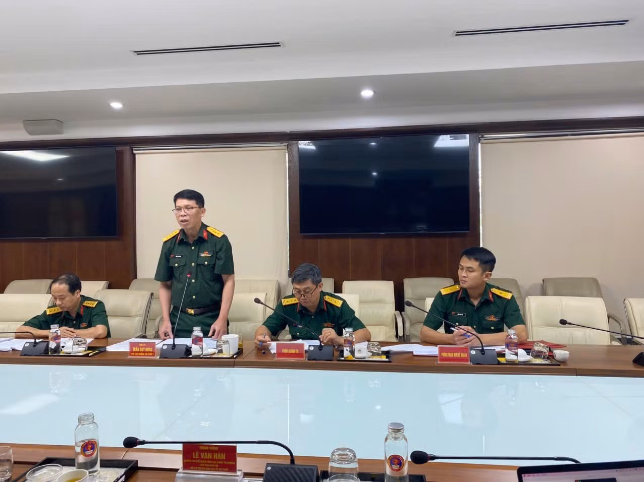 Le colonel Tran Duy Hung, directeur adjoint du Département de la médecine militaire, s’exprime lors de la réunion. Photo : Anh Tho