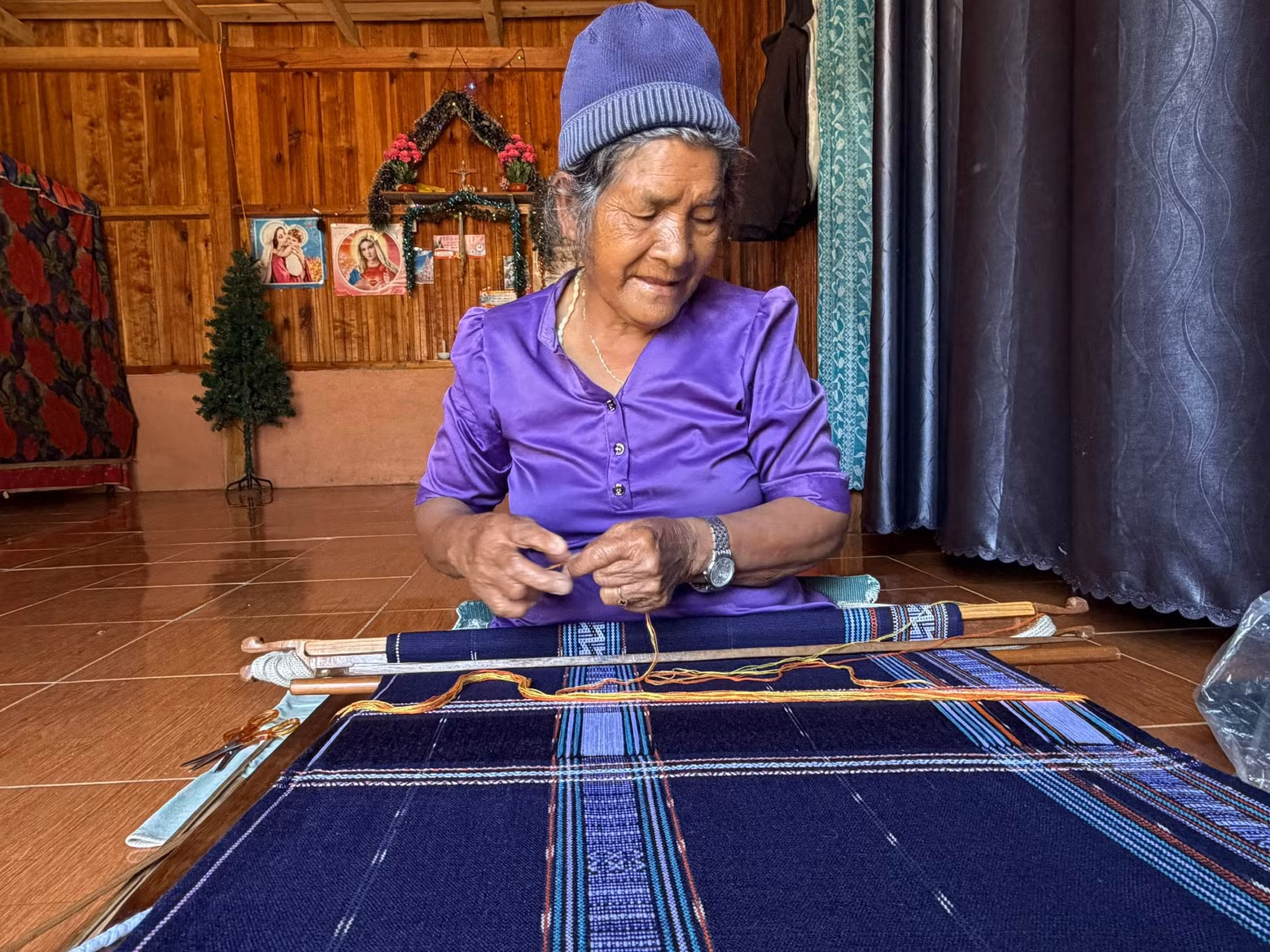 Les femmes Co Ho du village de Dung K’no perpétuent leur savoir-faire sur leurs métiers à tisser. Photo : baolamdong.vn