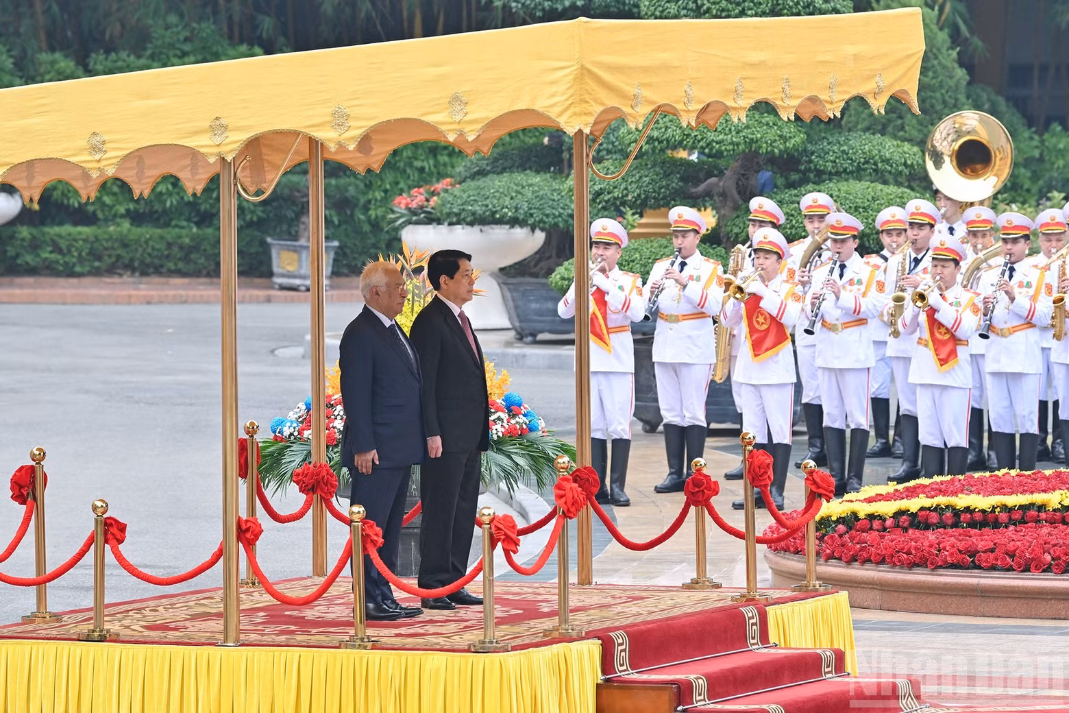 Les deux dirigeants se tiennent côte à côte sur l’estrade officielle, tandis que retentissent les hymnes de l’Union européenne et du Vietnam, interprétés par l’orchestre militaire.