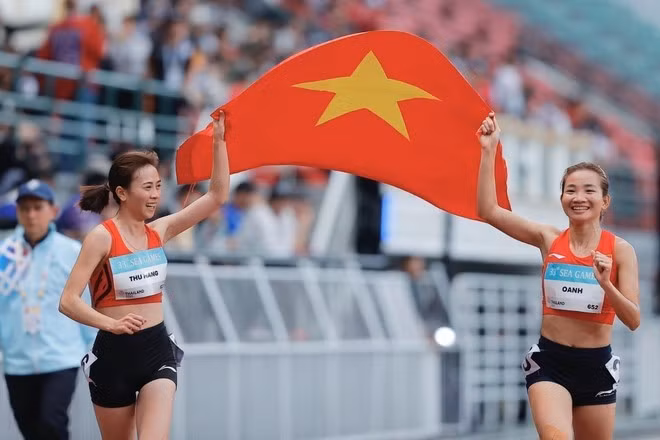 Nguyen Thi Oanh (droite) marque sa 15e médaille d’or en athlétisme aux SEA Games. Photo : VNA.
