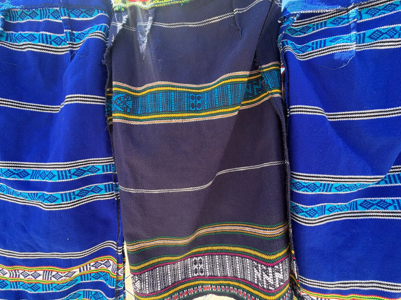 Les étoffes traditionnelles sont transformées en jupes aux motifs et aux couleurs caractéristiques. Photo : baolamdong.vn