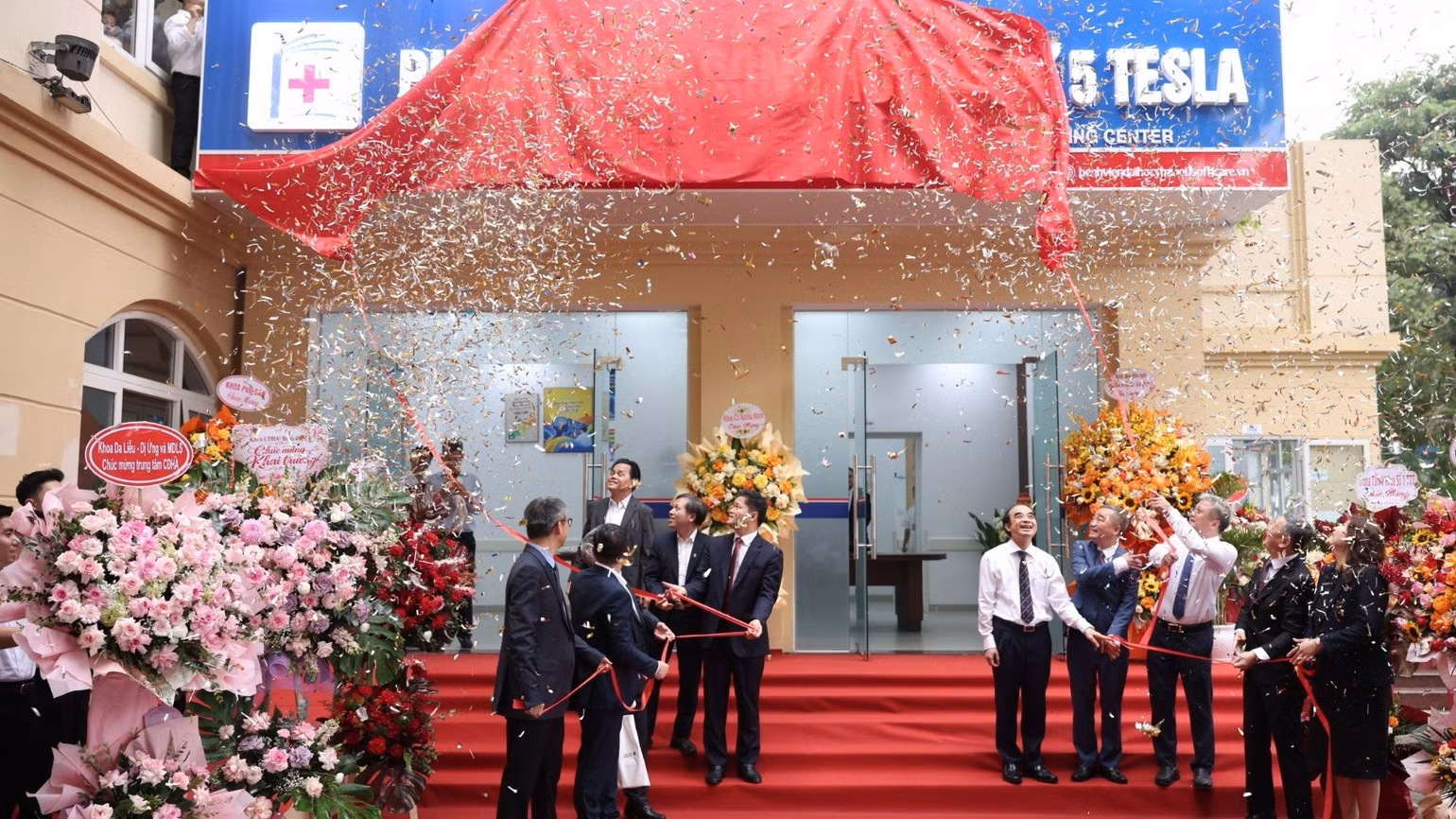 La cérémonie d’inauguration du système d’IRM 5 T. Photo : MDI.
