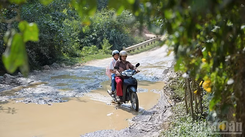 Le trajet quotidien de Phan Thi Le et de son élève N.T.H. Photo : Linh Phan