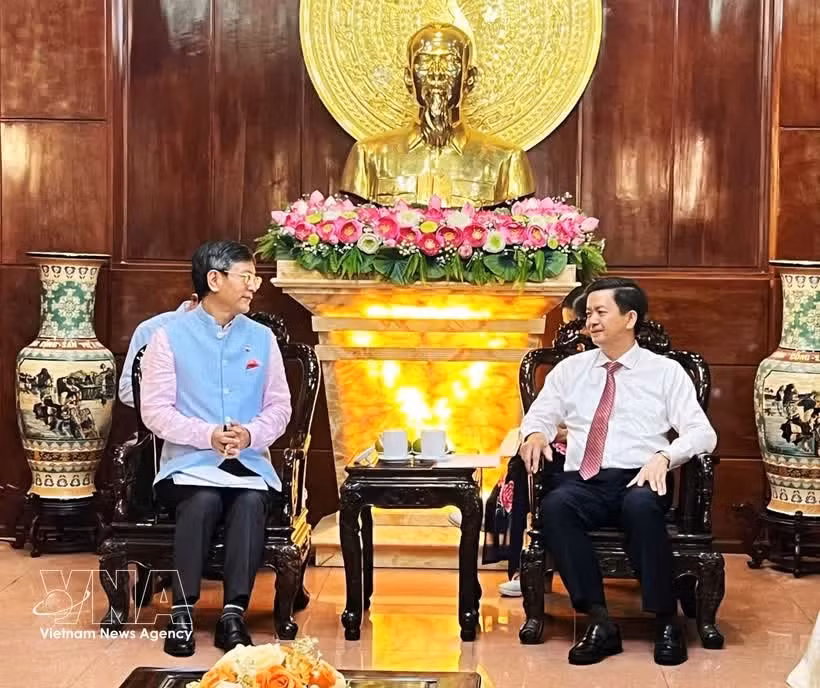 Le Quang Tung, secrétaire du Comité municipal du Parti de Can Tho, (droite) et l’ambassadeur de l’Inde au Vietnam, Tshering Wangchuk Sherpa. Photo : VNA