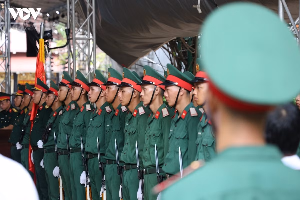 La répétition a réuni la garde d’honneur, la musique militaire, les officiers chargés de conduire les délégations, les forces de police de la circulation et les équipes responsables du transfert des cercueils. Photo : Ty Huynh.