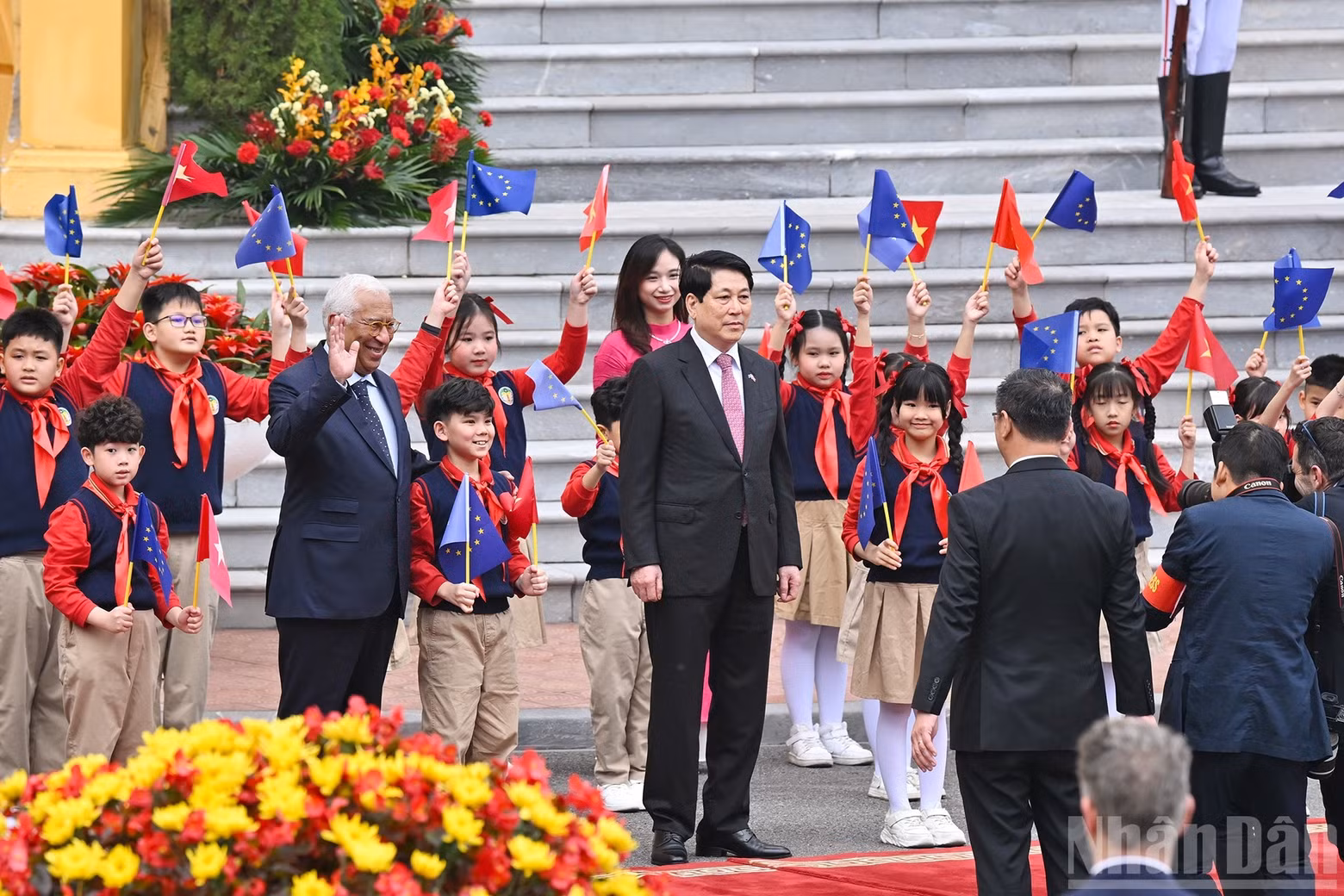 Les deux dirigeants prennent une photo avec des enfants vietnamiens.