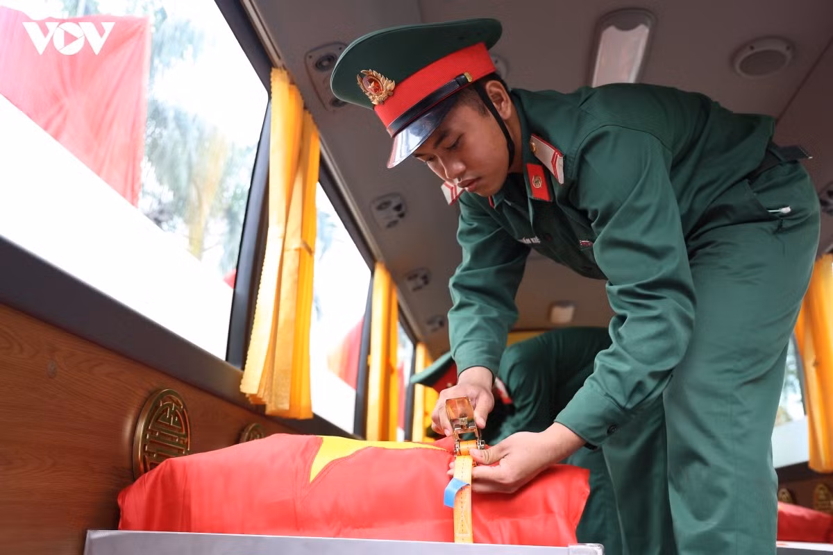 Les équipes procèdent à la fixation des cercueils avant le départ des véhicules vers le Cimetière des martyrs de Hô Chi Minh-Ville. Photo : Ty Huynh
