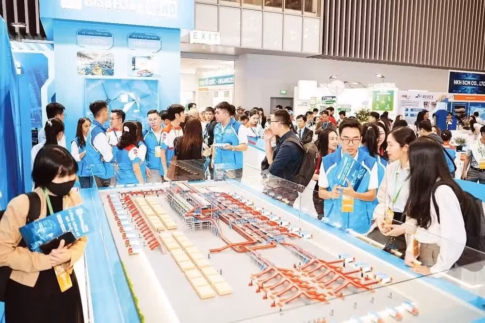 Des solutions logistiques basées sur l'intelligence artificielle ont été présentées lors du Salon international de la logistique du Vietnam 2025 (VILOG 2025) à Hô Chi Minh-Ville. Photo : nhandan.vn