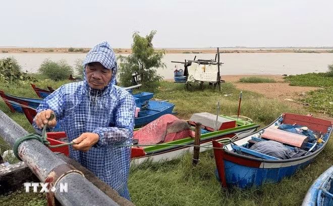 Un habitant de la province de Dak Lak attache son bateau avant l’arrivée du typhon Kalmaegi. Photo : VNA