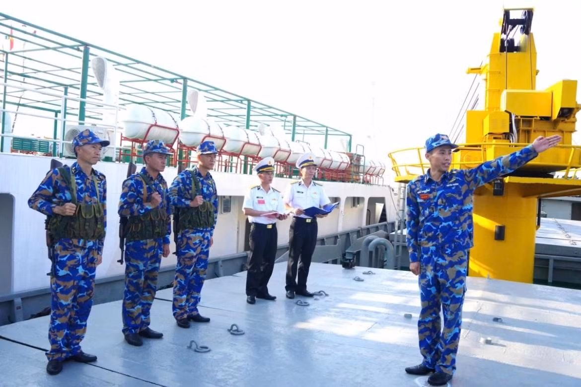 Inspection des activités d’entraînement et de préparation au combat à quai. Photo : VOV