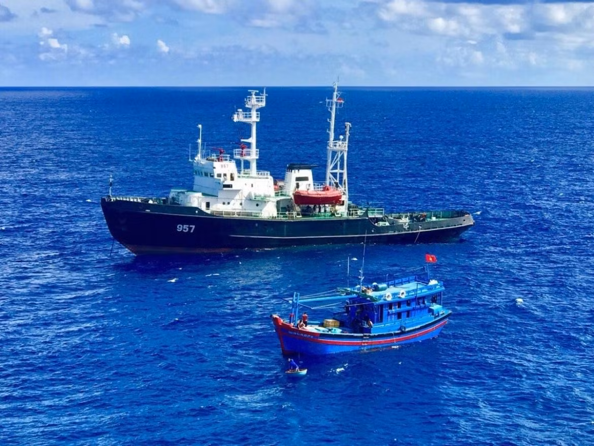 Des militaires assurent une mission de surveillance maritime et de protection de la souveraineté, tout en soutenant les pêcheurs dans leurs activités en mer. Photo : VOV