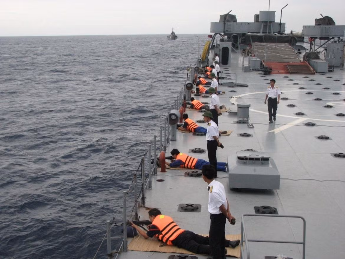 Les militaires participent à un exercice de tir à munitions réelles en mer. Photo : VOV