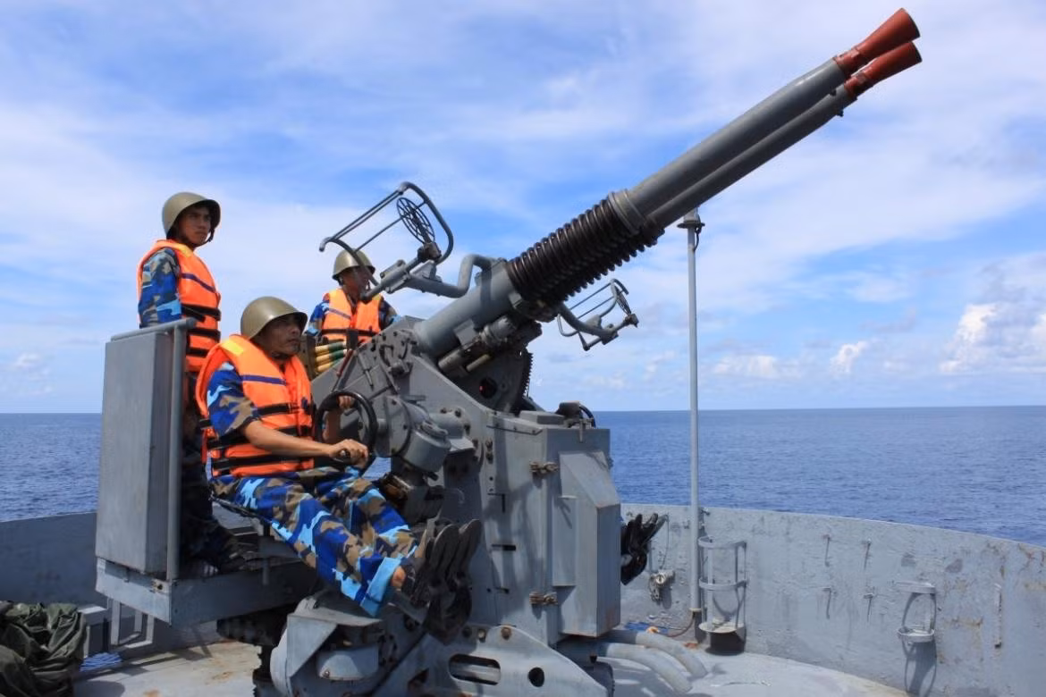 Les officiers et marins de la Brigade 125 participent à un exercice d’entraînement en mer. Photo : VOV