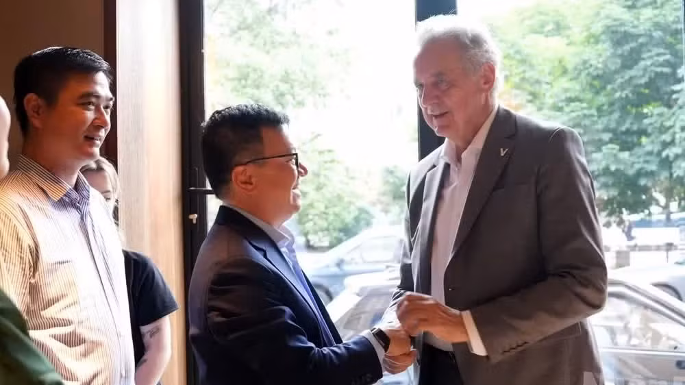 Le Quoc Minh rencontre Evgeny Grigoriev, président du Comité des relations extérieures de Saint-Pétersbourg. (Photo : Thanh The)