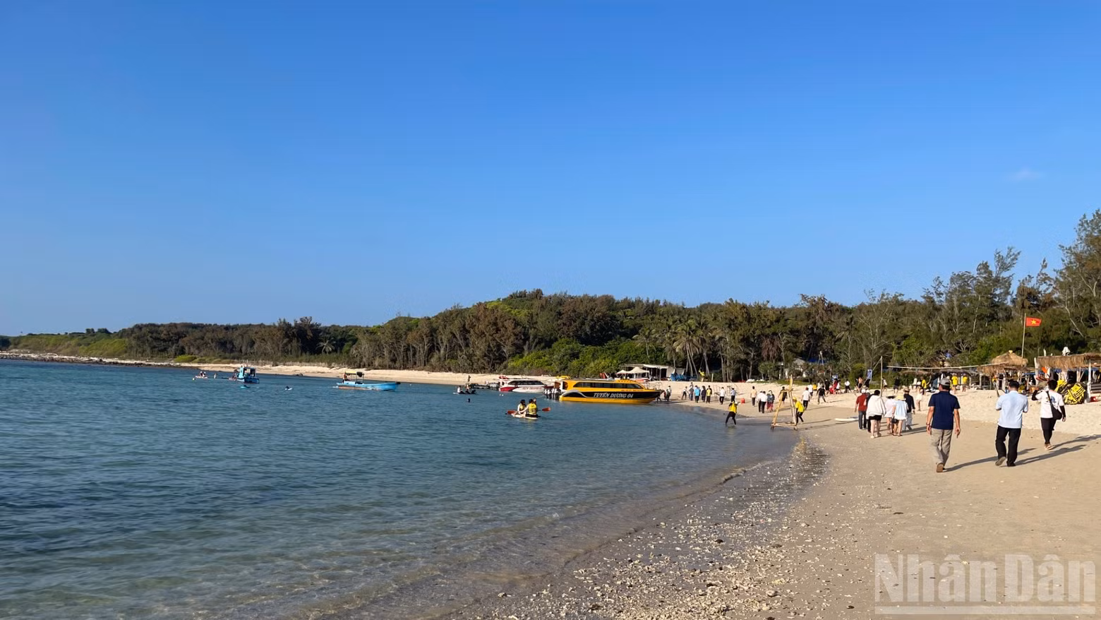 Des touristes visitent l’île de Hon Tranh.