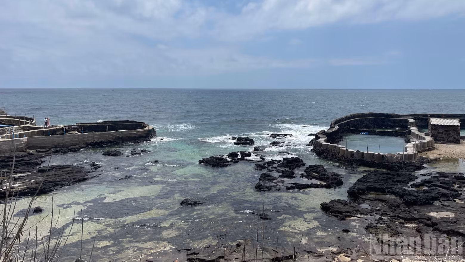 L’ancienne zone d’élevage en cages flottantes, surnommée le « Colisée », attire les visiteurs par ses paysages.