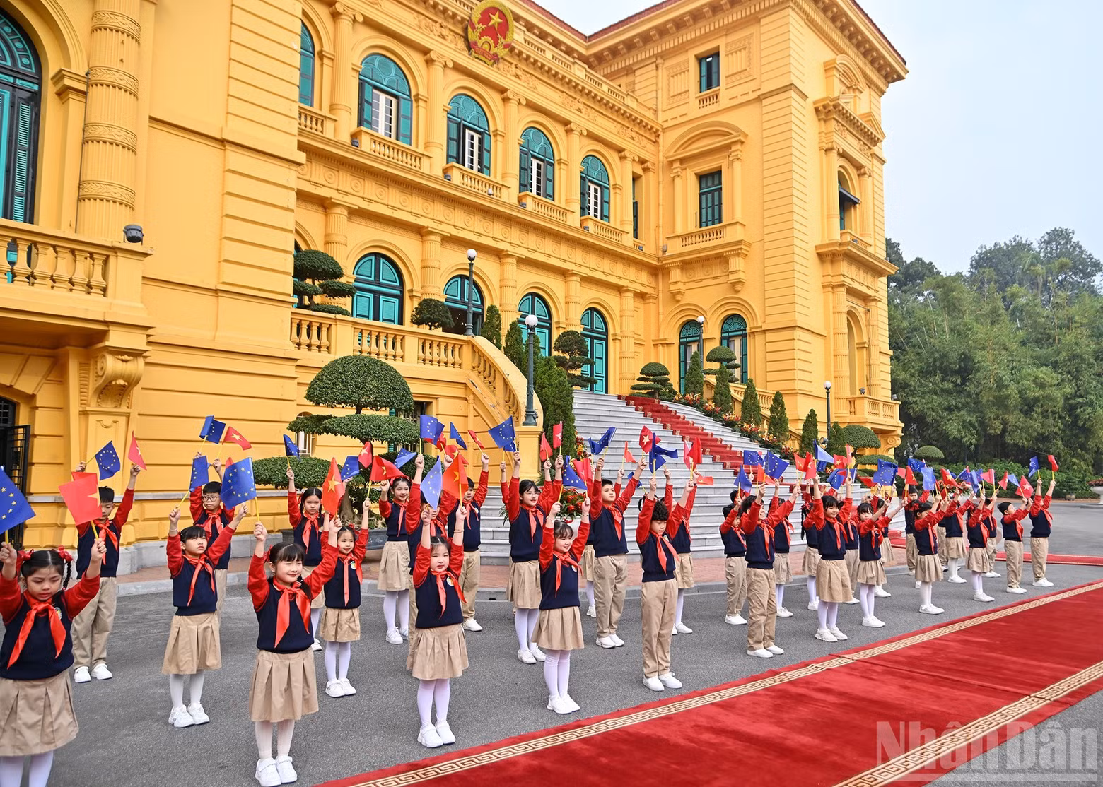 Des enfants de Hanoï saluent le président Luong Cuong et le président du Conseil européen Antonio Costa.