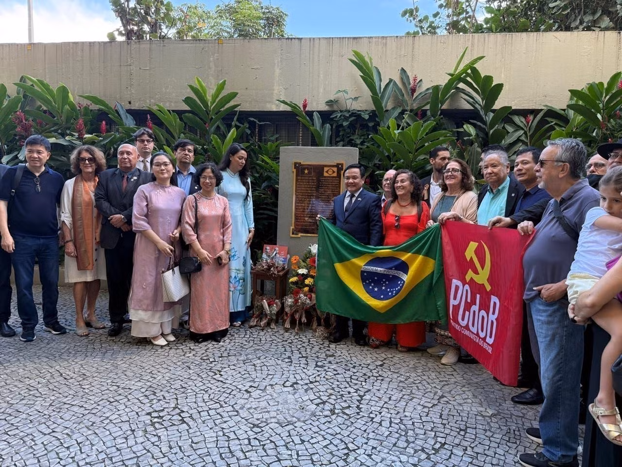 Une cérémonie de dépôt de fleurs devant la plaque commémorative dédiée au président Hô Chi Minh, dans le quartier de Santa Teresa, à Rio de Janeiro, organisée conjointement par l’ambassade du Vietnam au Brésil et l’Association d’amitié Brésil–Vietnam, en mai 2026. Photo : VNA.