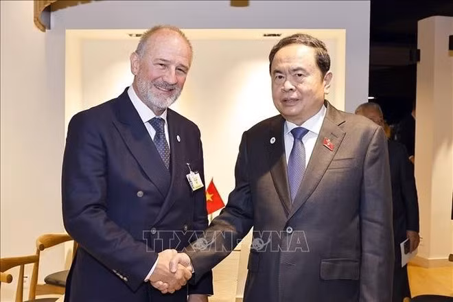 Le président de l’Assemblée nationale, Tran Thanh Man, et le président du Conseil fédéral d’Autriche, Peter Samt. Photo: VNA