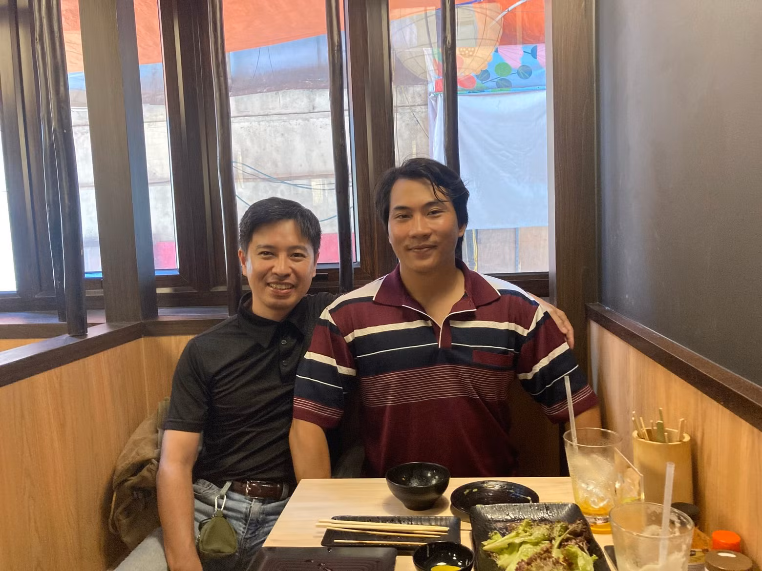 Tamaru Hitoshi et son ami vietnamien, qui lui apportait chaque jour un repas préparé par sa mère, lors d’un dîner d’anniversaire dans un restaurant japonais. Photo : fournie par l’intéressé