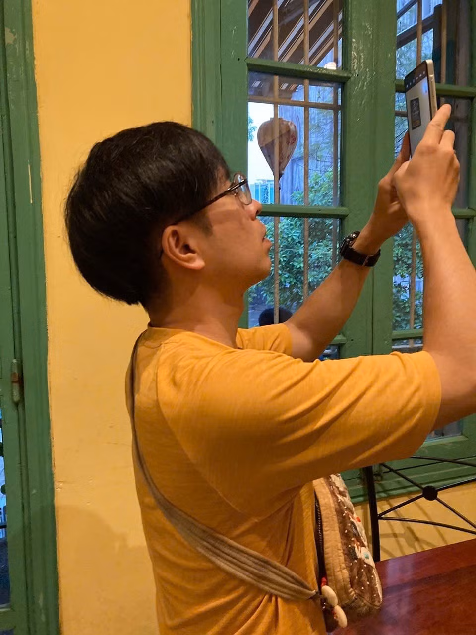 Tamaru Hitoshi réalise une vidéo lors de ses découvertes de la gastronomie et de la vie quotidienne à Hanoï. Photo : fournie par l’intéressé