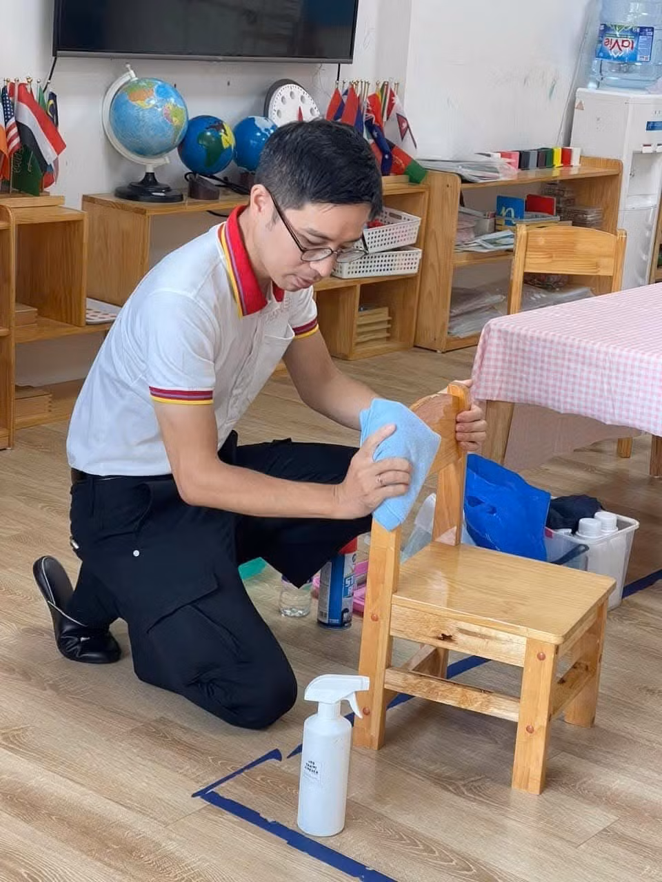 Lorsqu’il travaillait dans le secteur du nettoyage à domicile, Tamaru Hitoshi se rendait lui-même chez les clients pour assurer les prestations et recueillir leurs avis. Photo : fournie par l’intéressé