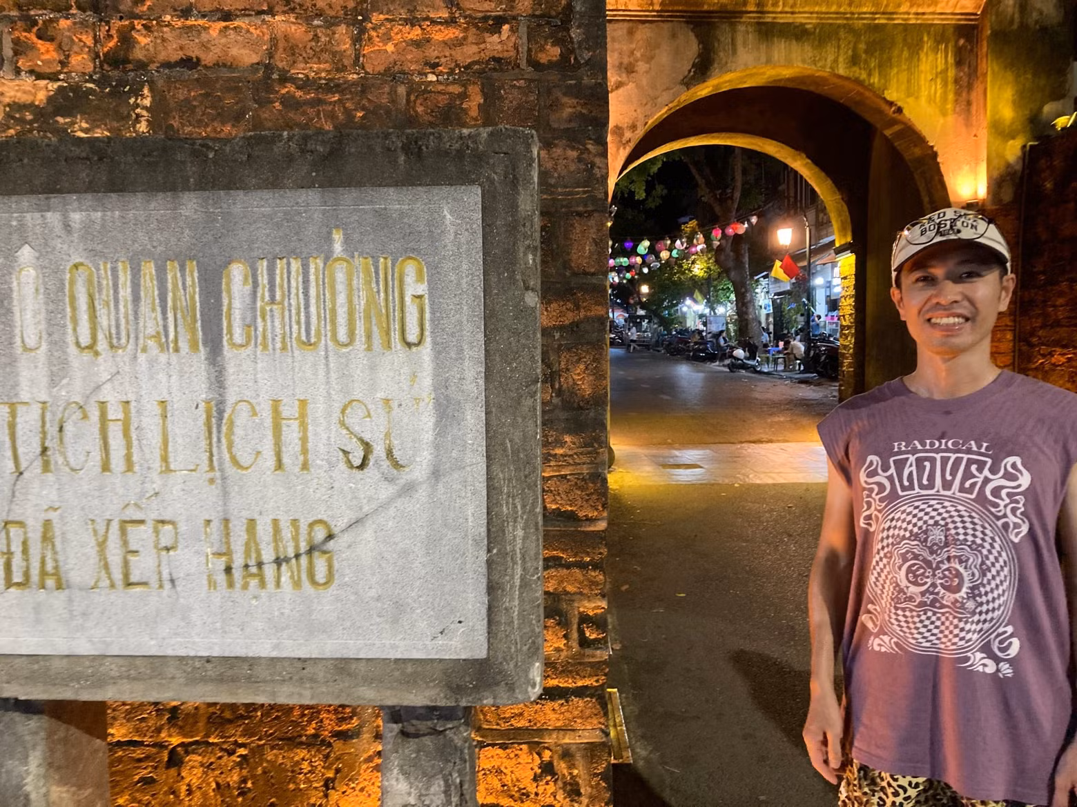 Tamaru Hitoshi devant la porte O Quan Chuong, l’un des vestiges historiques du vieux quartier de Hanoï. Photo : fournie par l’intéressé