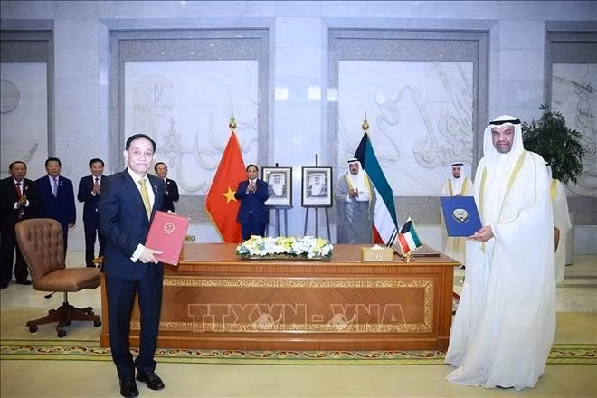 Les Premiers ministres des deux pays ont été témoins de la signature du Protocole modifiant l'Accord d'exemption de visa pour les titulaires de passeports diplomatiques et officiels entre le gouvernement de l'État du Koweït et le gouvernement de la République socialiste du Vietnam ainsi que du mémorandum d’entente entre l’Académie diplomatique du Vietnam et l'Institut diplomatique Saoud Al-Nasser Al-Sabah du Koweït. Photo: VNA