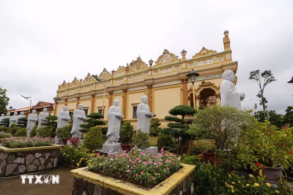 Le portail de la pagode Vinh Trang arbore des éléments architecturaux profondément imprégnés de la culture orientale.
