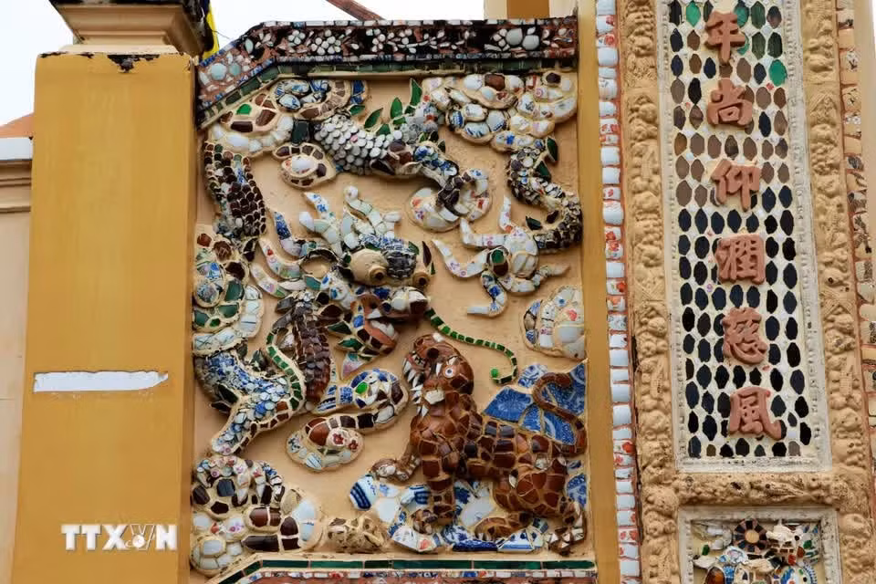 L’identité architecturale de la pagode Vinh Trang repose sur une remarquable fusion des influences asiatiques et européennes.