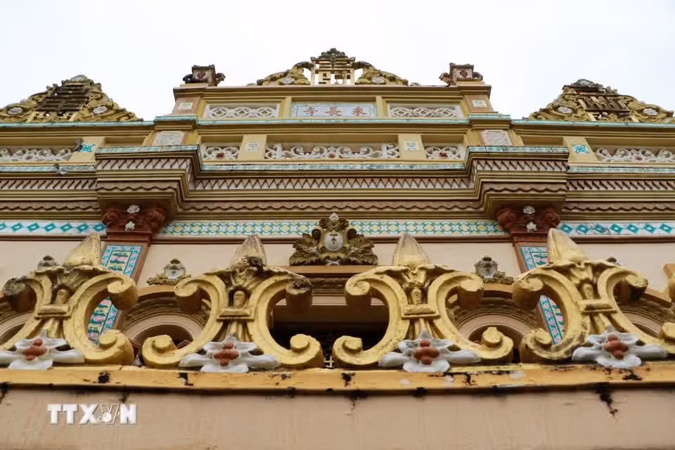 Les mosaïques de céramique multicolore qui ornent les statues mettent en valeur l’originalité architecturale de la pagode Vinh Trang.