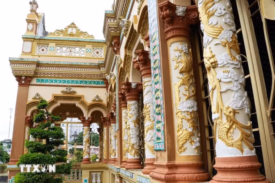La diversité des styles architecturaux offre aux visiteurs de multiples perspectives pour découvrir la pagode.