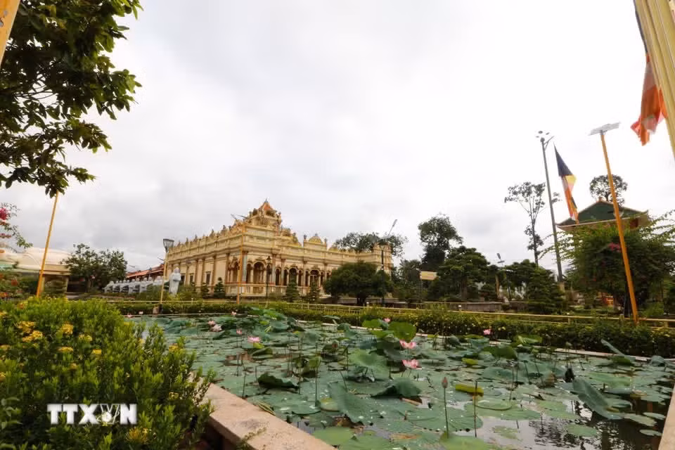 L’alliance entre l’architecture traditionnelle des pagodes du sud du Vietnam et les influences occidentales contribue au charme singulier de Vinh Trang.
