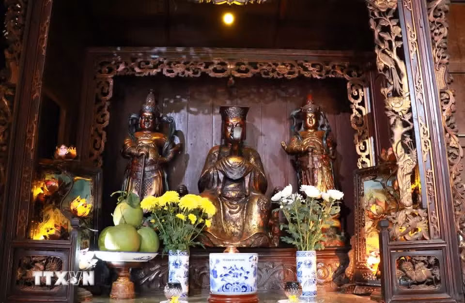 La pagode Vinh Trang attire les visiteurs tant par la sérénité des lieux que par la richesse de son architecture et de ses sculptures.