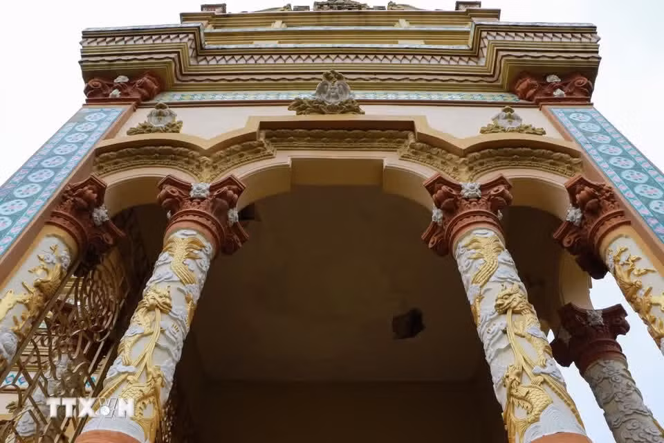 Finement sculptées, les statues anciennes illustrent le savoir-faire artistique et les traditions spirituelles des habitants du sud du Vietnam à travers les époques.
