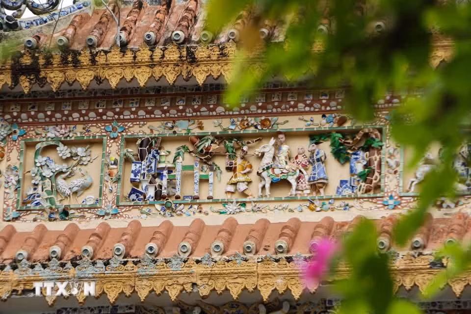 La coexistence de plusieurs styles architecturaux témoigne des échanges culturels qui ont marqué l’histoire de la pagode au fil des siècles.