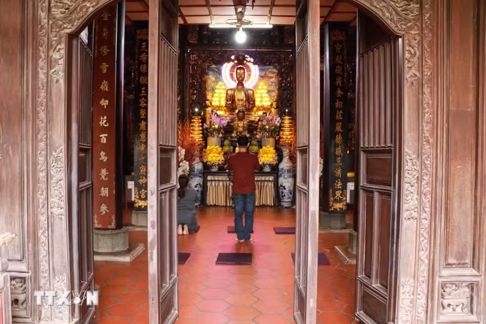 Des détails architecturaux minutieusement travaillés révèlent l’influence européenne dans la conception de la pagode Vinh Trang.