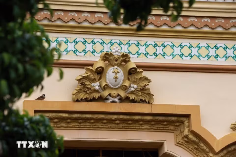 La richesse des styles architecturaux permet aux visiteurs d’apprécier la pagode sous de multiples perspectives.