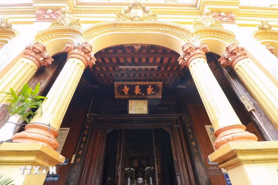 Les ornements élaborés de la pagode portent l’empreinte de l’architecture européenne.
