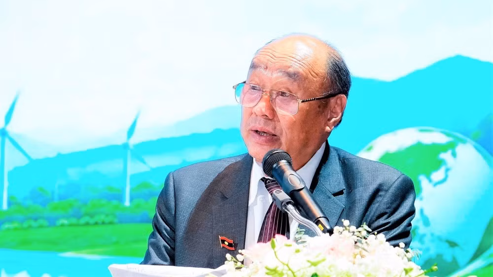 Leeber Leebouapao, membre du Comité central du Parti révolutionnaire populaire lao et président de l’Institut national des sciences économiques et sociales du Laos, prend la parole lors du colloque. Photo : BP