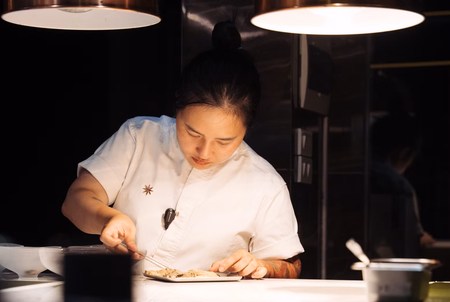 La cheffe Sam Tran prépare un plat lors de la rencontre gastronomique Vietnam–Canada.