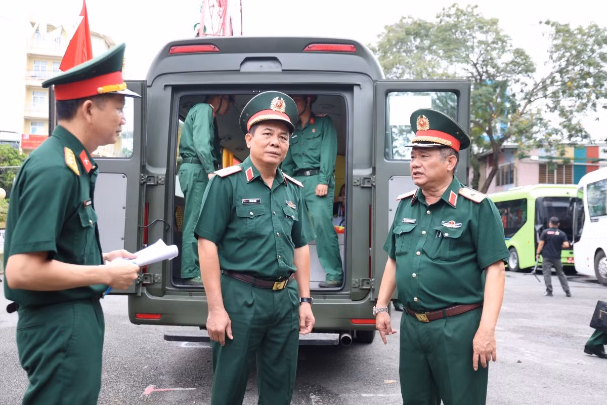 Le général de division Tran Chi Tam, commissaire politique adjoint de la 7e Région militaire (à droite), et le général de division Vu Van Dien, commandant du Commandement militaire de Hô Chi Minh-Ville (au centre), supervisent les préparatifs. Photo : Ty Huynh