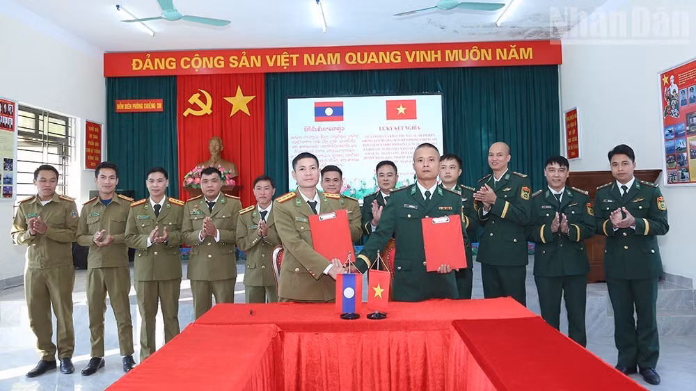 Signature des accords de jumelage entre les postes frontaliers vietnamiens et laotiens. Photo : Phan Thao